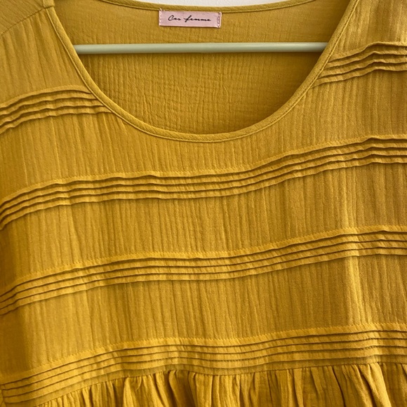 *NWOT* RUFFLE BLOUSE - Picture 3 of 4